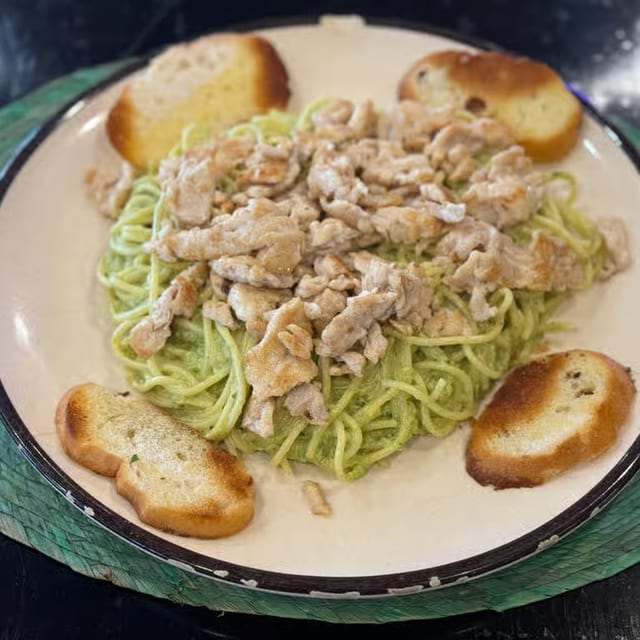 Spaghetti Verde con Pollo o Camarones.