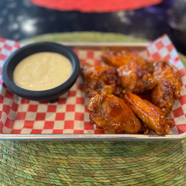Alitas con Hueso (Bone-In Wings).